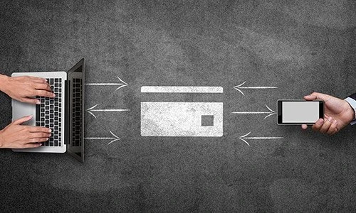 Laptop und Smartphone führen eine Transaktion aus