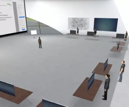 Eine Gruppe von Menschen, die in einem Raum mit einer Projektorleinwand stehen.