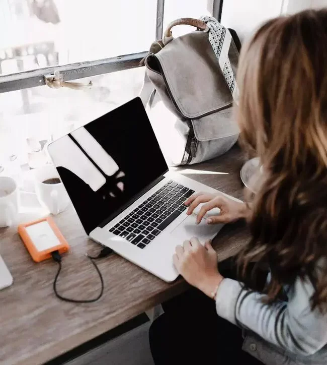 Studentin arbeitet an einen Laptop