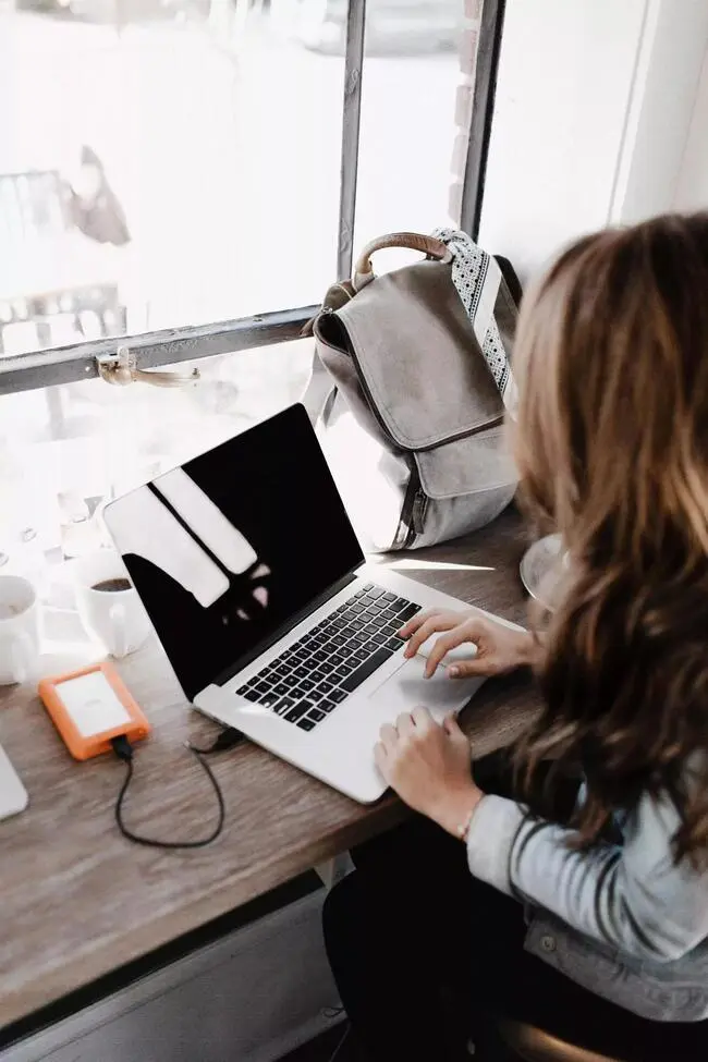 Studentin arbeitet an einen Laptop