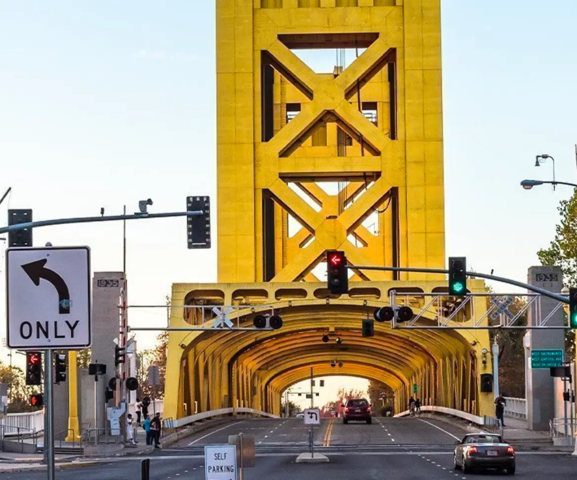 Eine große gelbe Brücke mit einer Ampel in Kalifornien