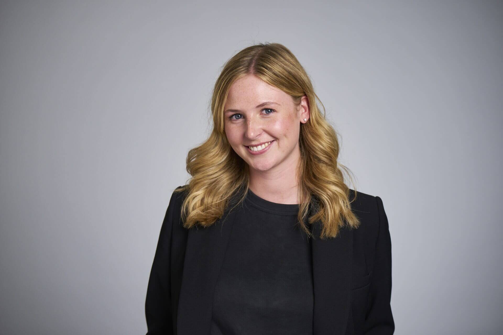 Portrait von Susanna Werner mit grauem Hintergrund