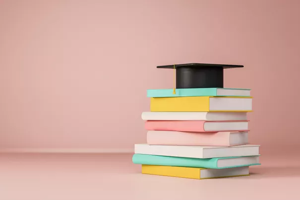 Bücher auf einem Stapel mit Talar