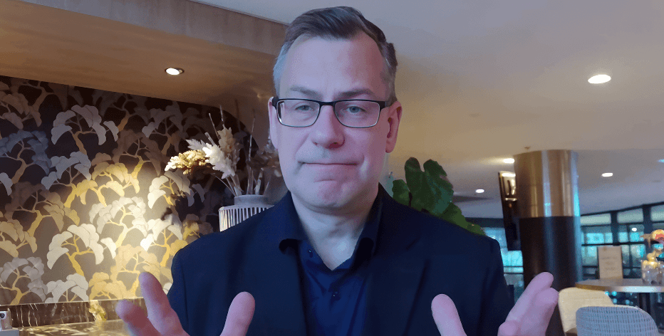 KI-Professor Valters, Gastprofessor der AKAD University