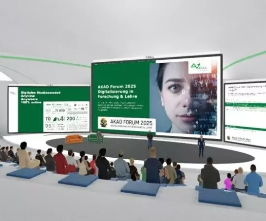 Überblick auf einen digitalen Veranstaltungsraum des AKAD Forums 2025, mit digitalen Teilnehmenden und Bildschirmen