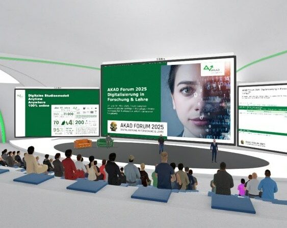 Überblick auf einen digitalen Veranstaltungsraum des AKAD Forums 2025, mit digitalen Teilnehmenden und Bildschirmen