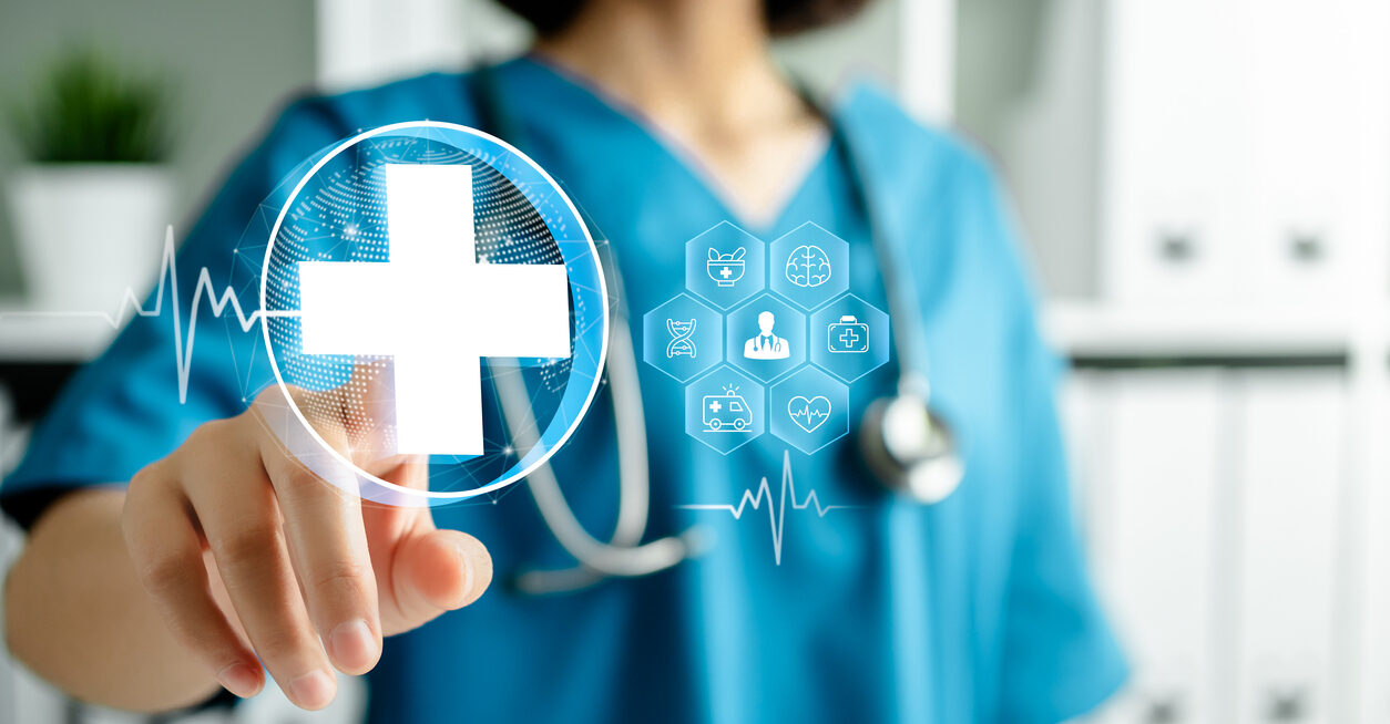 Arzt berührt medizinisches Symbol im digitalen Netzwerk – 3D-Rendering einer virtuellen Benutzeroberfläche, digitale Gesundheitsversorgung sowie medizinische Technologie im futuristischen Konzept.